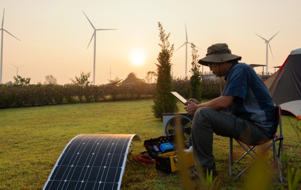 2. ¿Por qué elegir un panel solar flexible? Una alternativa al panel solar rígido La idea de producir electricidad para consumirla se democratizó muy rápidamente gracias a los kits solares de autoconsumo. El módulo solar clásico es eficiente, pero sigue siendo rígido, pesado y voluminoso. Era necesario encontrar una alternativa al clásico módulo fotovoltaico para poder consumir la energía solar en todas las circunstancias. Afortunadamente, la tecnología fotovoltaica ha hecho enormes progresos en los últimos años, dando lugar al panel solar flexible.